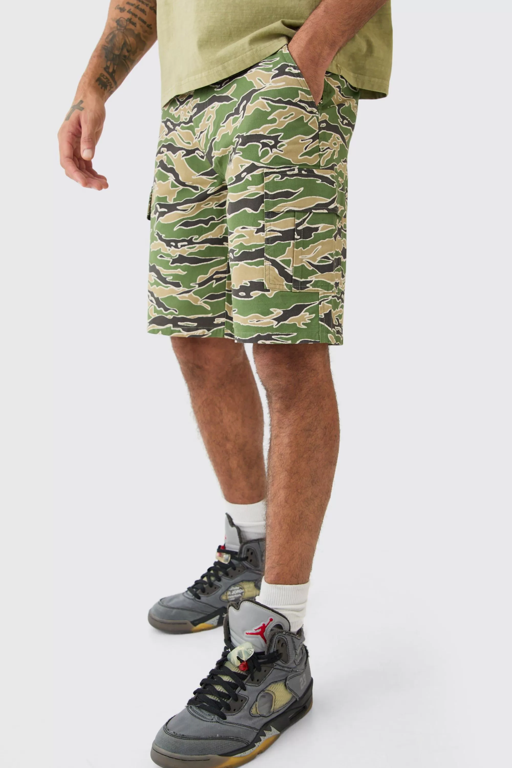 boohooMAN Camo Fixed Waist Relaxed Cargo Shorts | UK