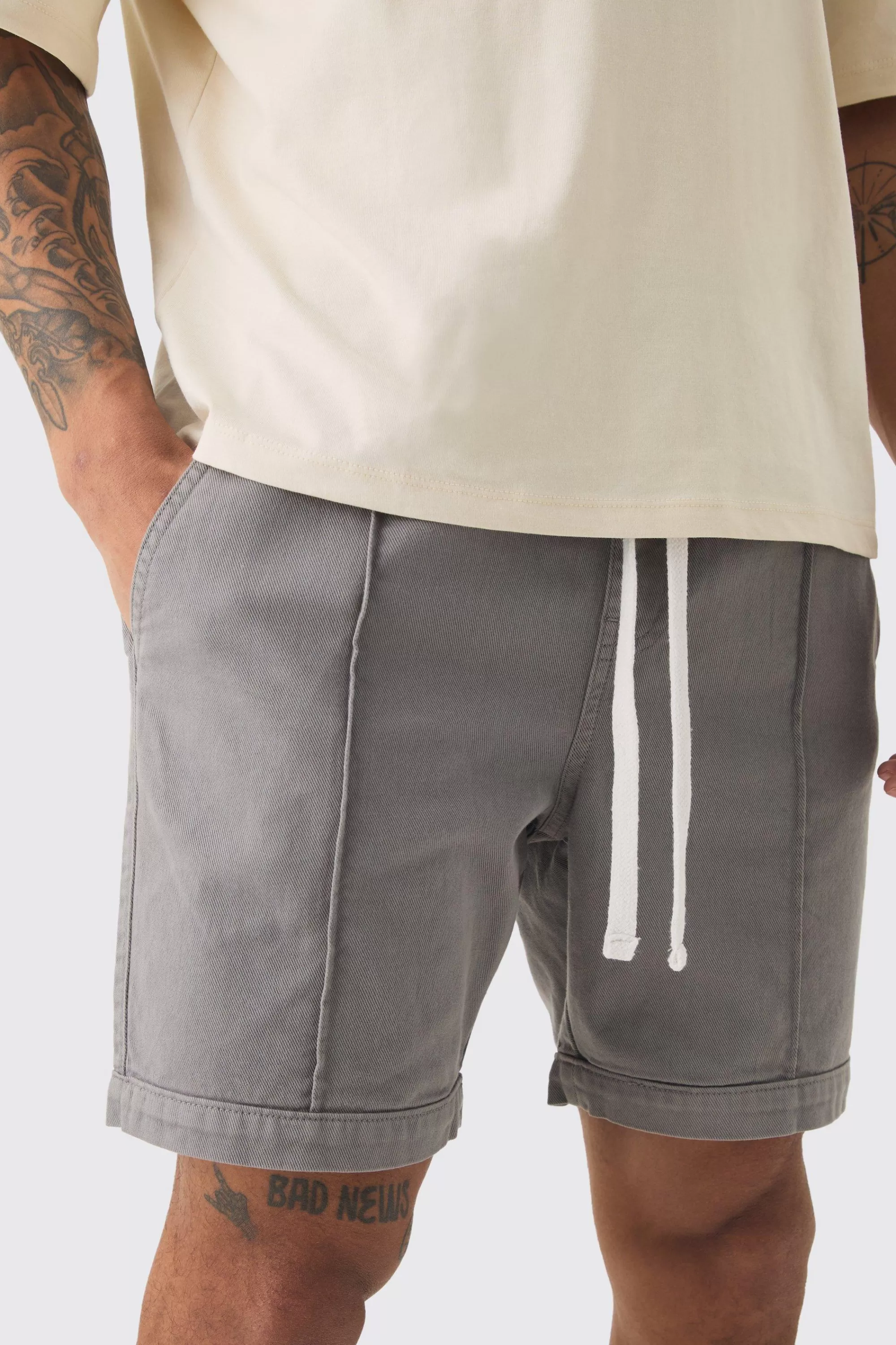 boohooMAN Elasticated Waist Contrast Drawcord Relaxed Pintuck Shorts | UK