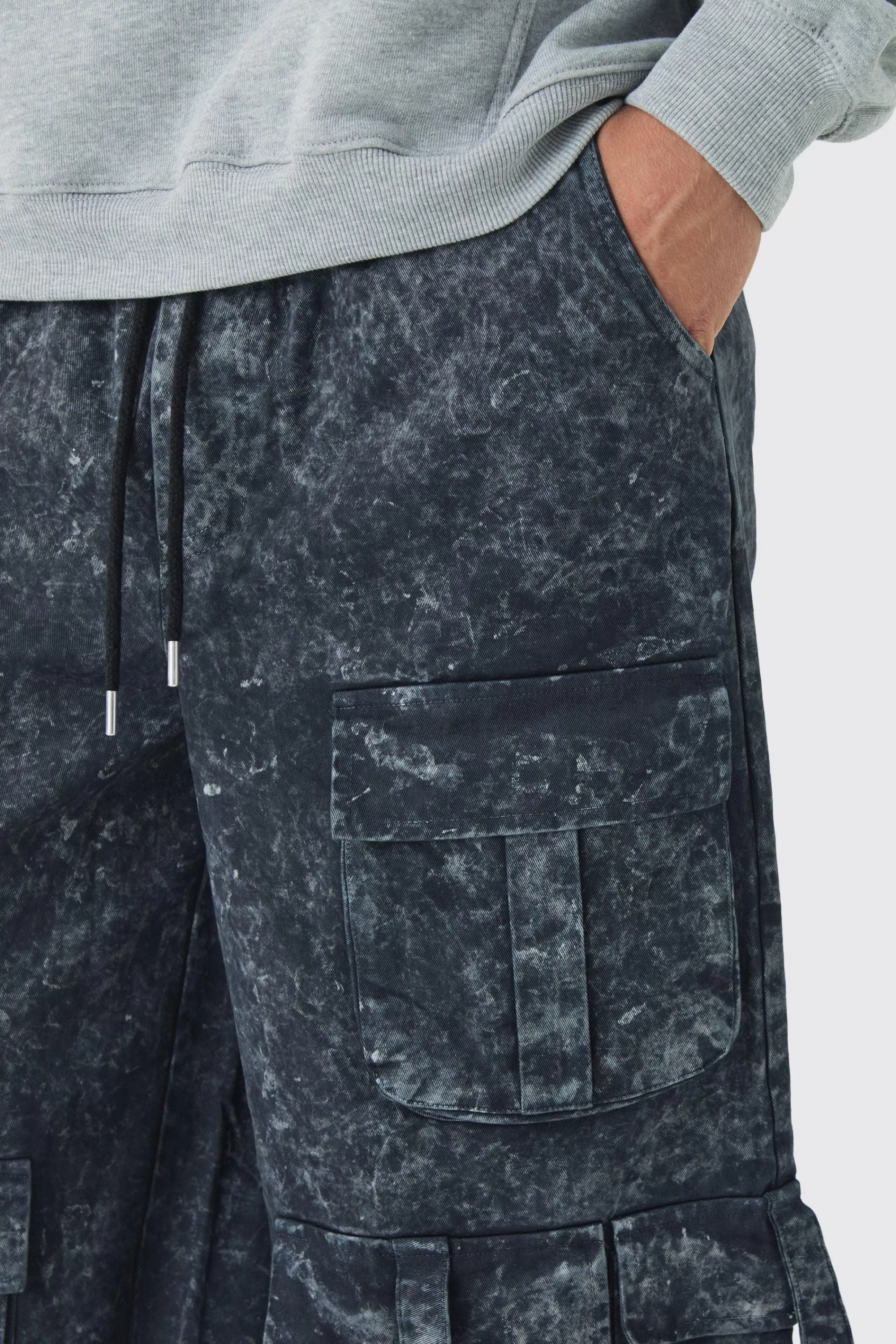 boohooMAN Elasticated Waist Extreme Baggy Heavyweight Washed Multi Cargo Trousers | UK