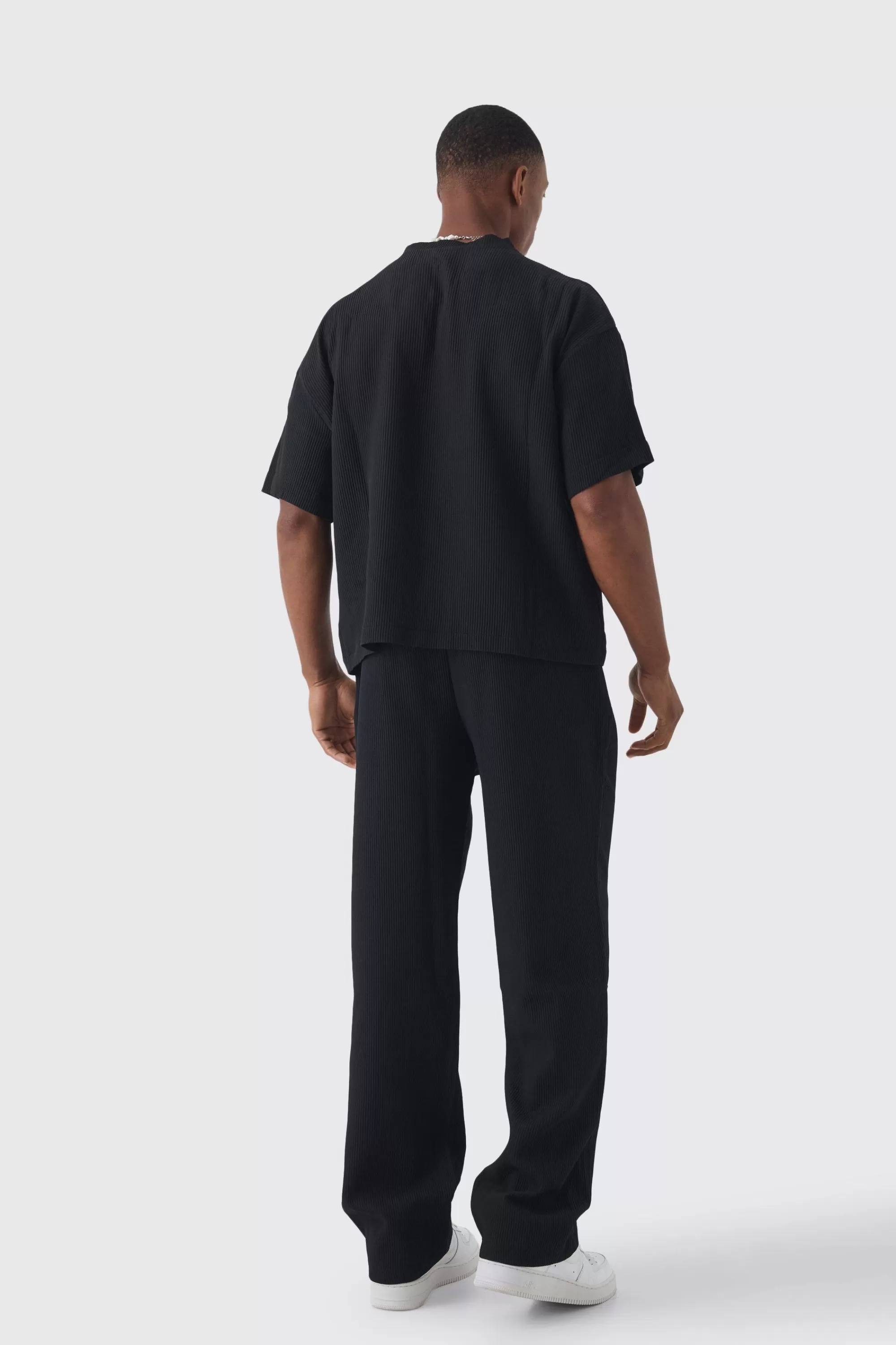 boohooMAN Elasticated Waist Relaxed Fit Pleated Trouser | UK