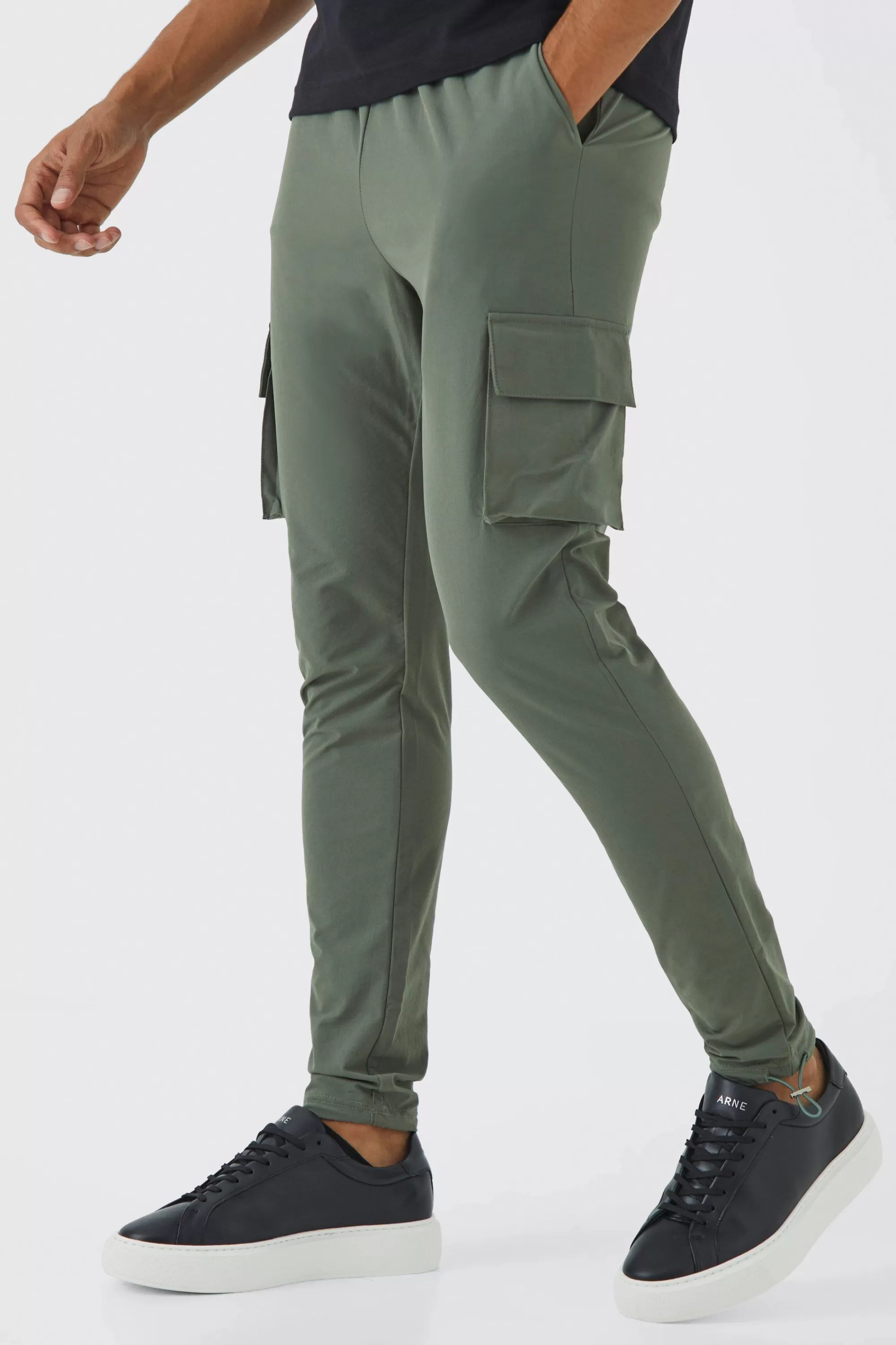 boohooMAN Elasticated Waist Technical Stretch Golf Skinny Cargo Trouser | UK
