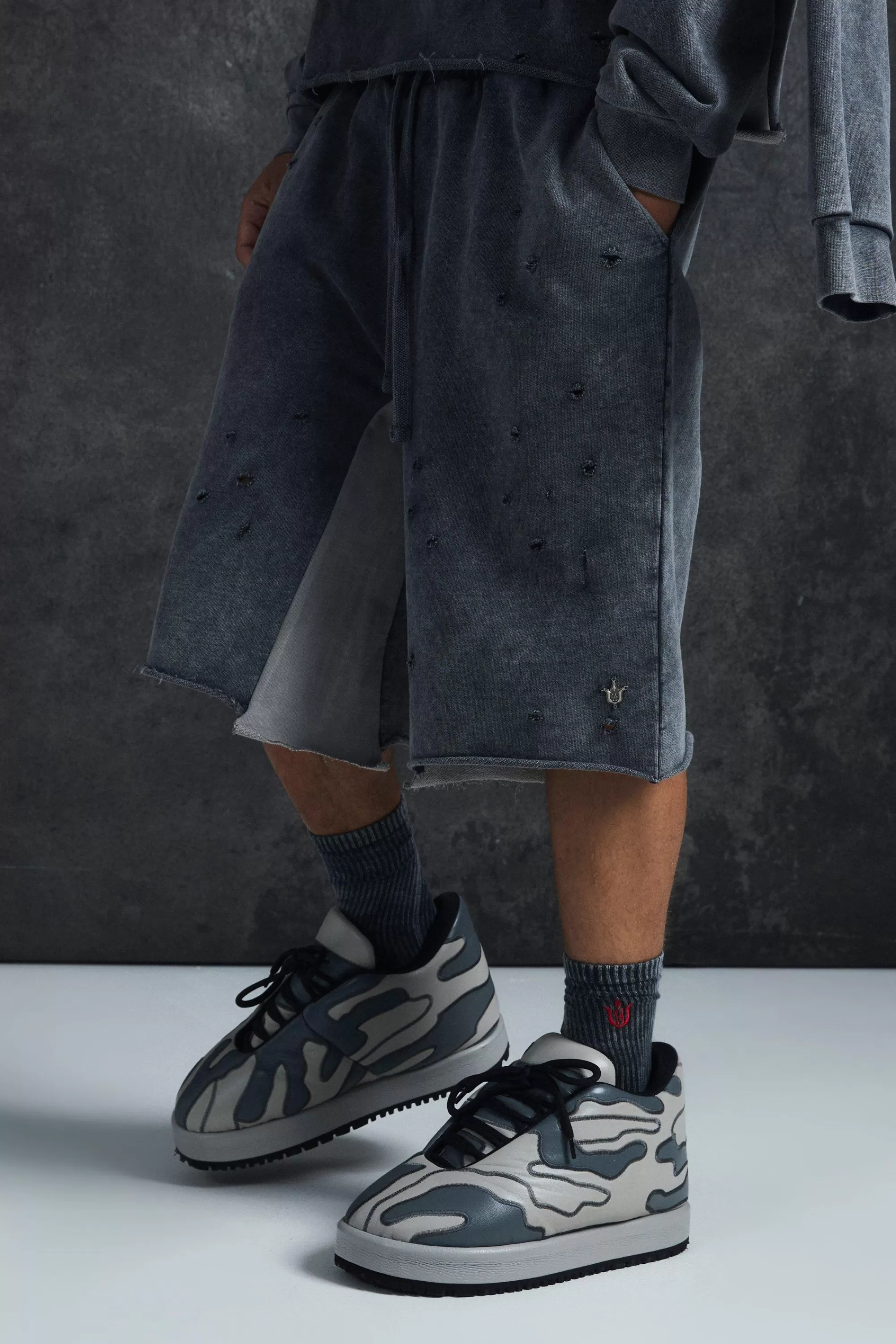 boohooMAN Trippie Redd Relaxed Washed & Distressed Double Waistband Long Length Short | UK