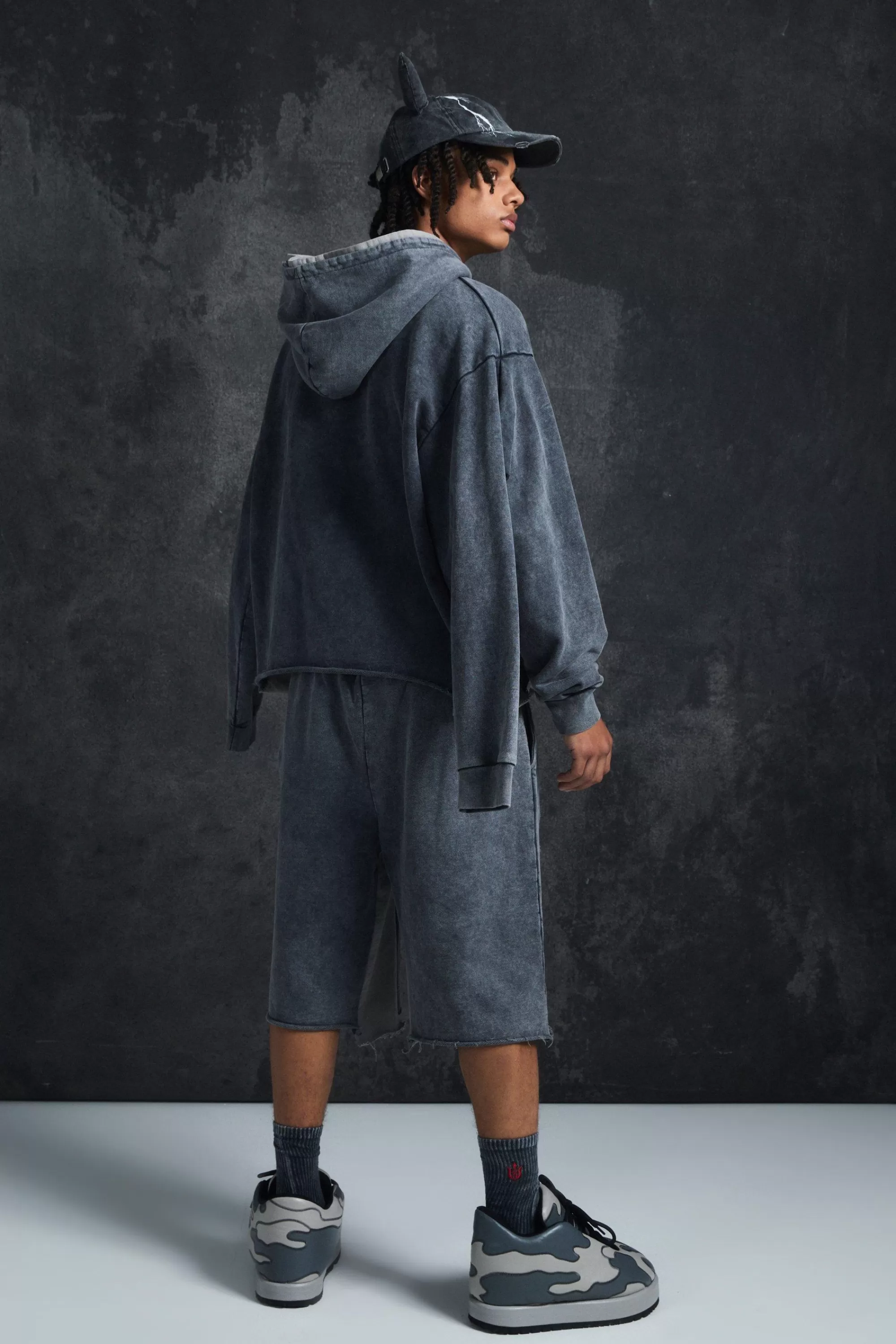 boohooMAN Trippie Redd Relaxed Washed & Distressed Double Waistband Long Length Short | UK