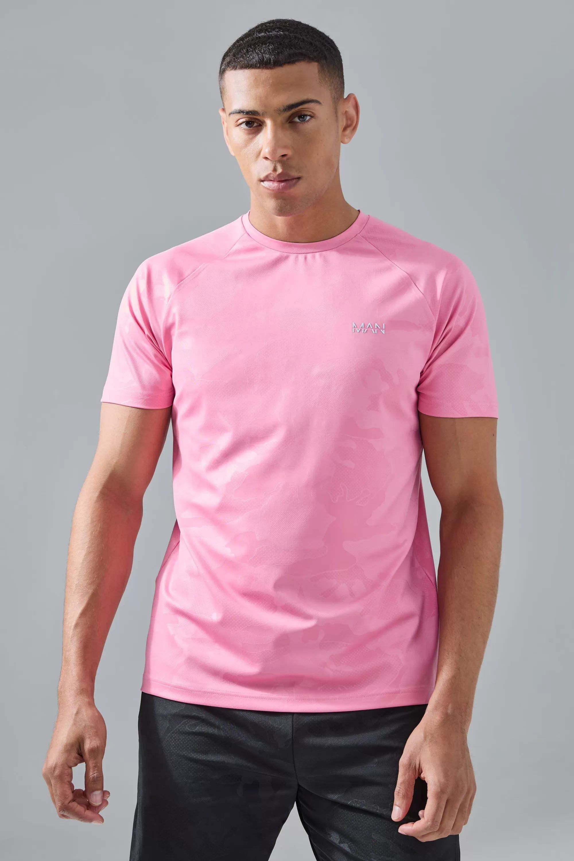 boohooMAN Man Active Camo Raglan Performance T-shirt | UK pink Shop