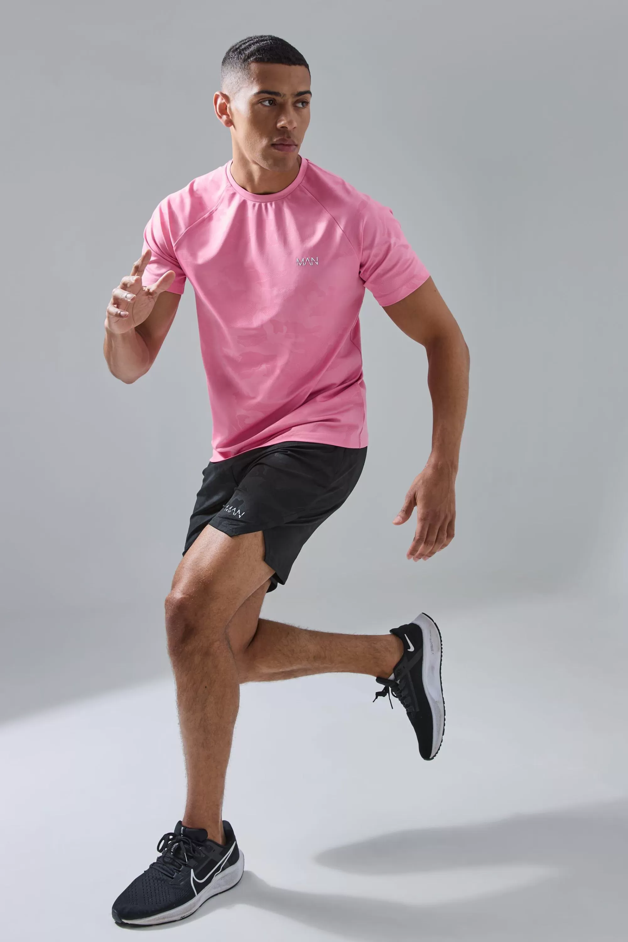 boohooMAN Man Active Camo Raglan Performance T-shirt | UK pink Shop