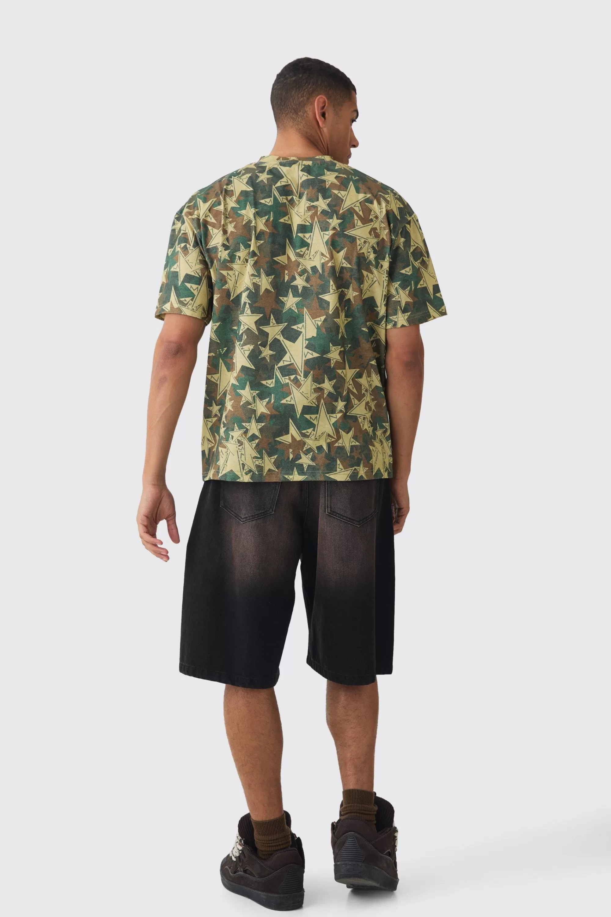 boohooMAN Oversized Extended Neck Star Camo T-shirt | UK khaki Outlet