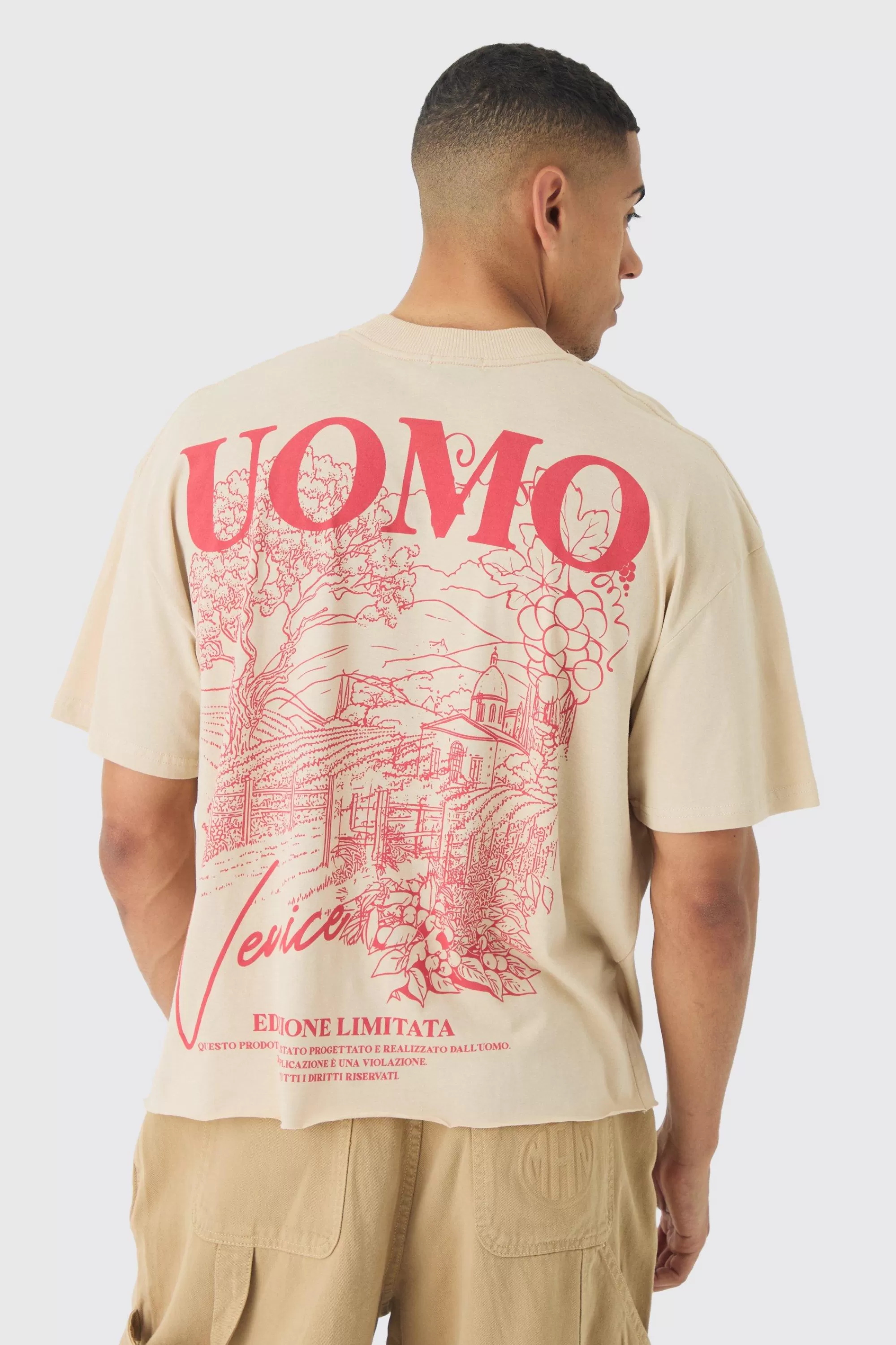 boohooMAN Oversized Extended Neck Uomo Landscape Back Print Raw Hem T-Shirt | UK sand New