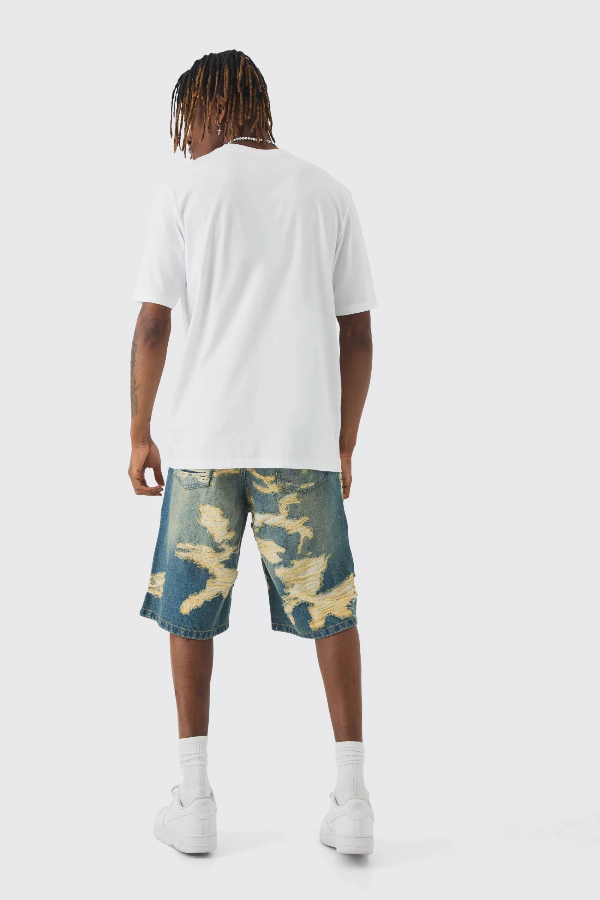 boohooMAN Tall Man Signature Chest Print T-shirt | UK white Clearance